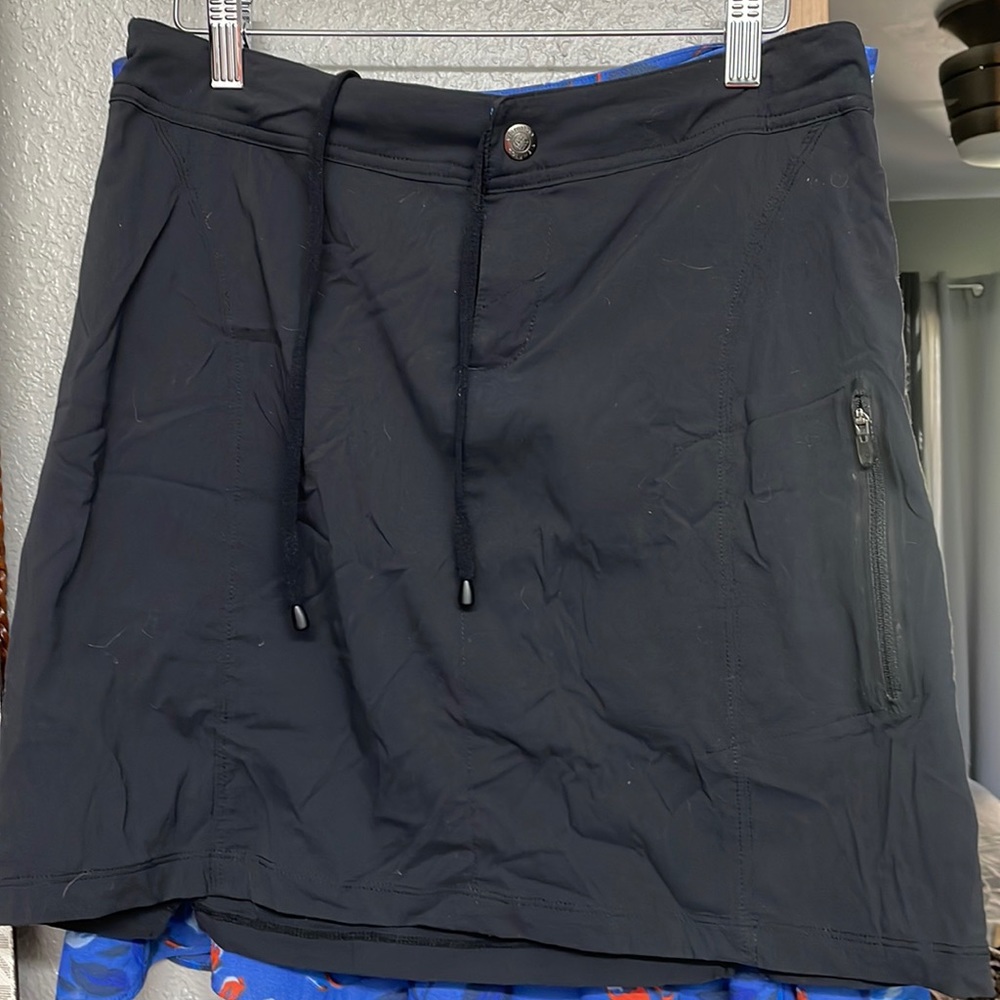 Columbia size 6 tennis skirt/ skort. Stretchy fabric. So comfy !